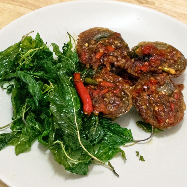 กะเพราไข่เยี่ยวม้าทอดกรอบ