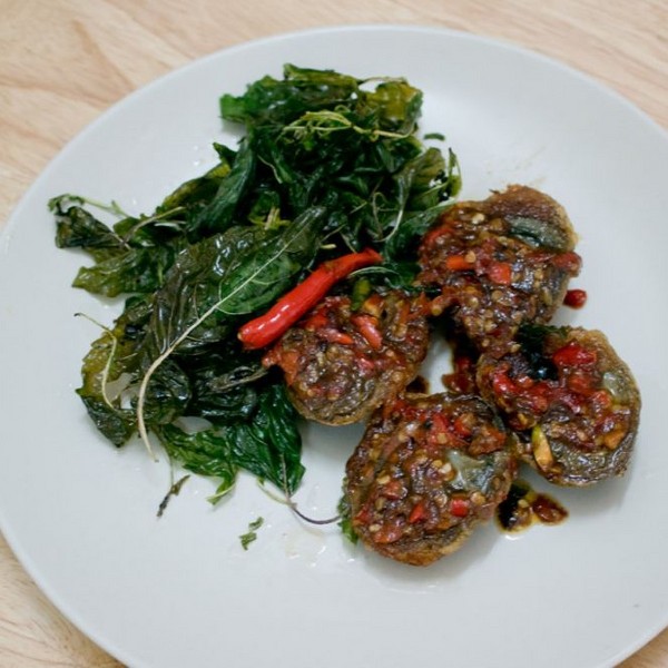 กะเพราไข่เยี่ยวม้าทอดกรอบ